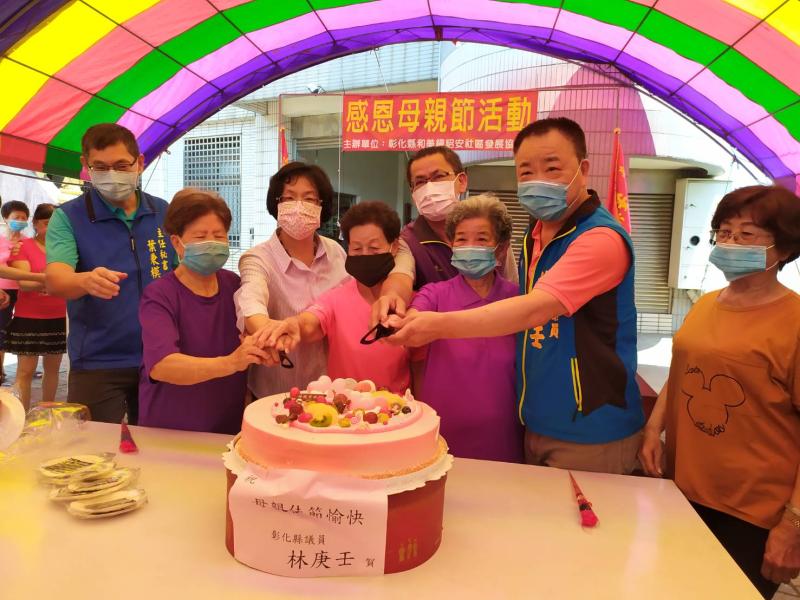 ▲彰化縣長王惠美、和美鎮長阮厚爵、彰化縣議員林庚壬、和美鎮詔安社區發展協會理事長李永吉等人和社區媽媽們一起切蛋糕慶祝母親節。(圖/記者葉靜美攝,2020.05.10)