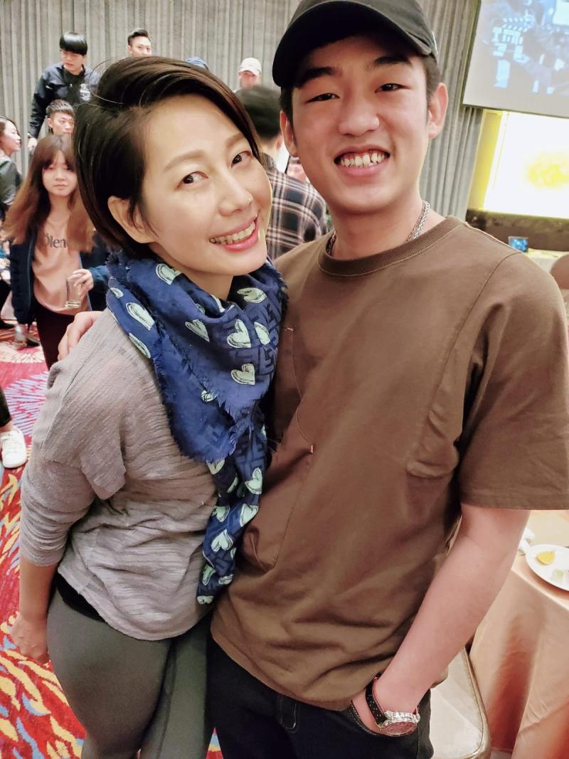 ▲▼謝章穎因為《幸福城市》,多了一個媽咪丁寧(上圖左&下圖右)。(圖/謝章穎臉書&資料照)