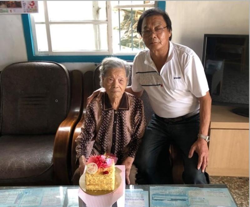 ▲古坑鄉村長高瓊南為村內80歲以上的資深母親準備了一個精美小蛋糕。（圖／記者簡勇鵬攝，2020.05.10）