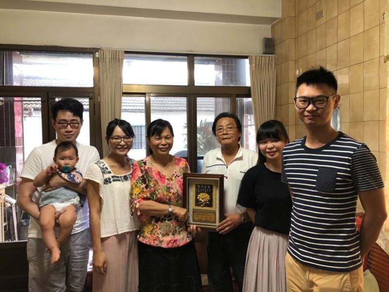 ▲村長高瓊南和「模範母親」殊榮獎牌送到府服務。（圖／記者簡勇鵬攝，2020.05.10）