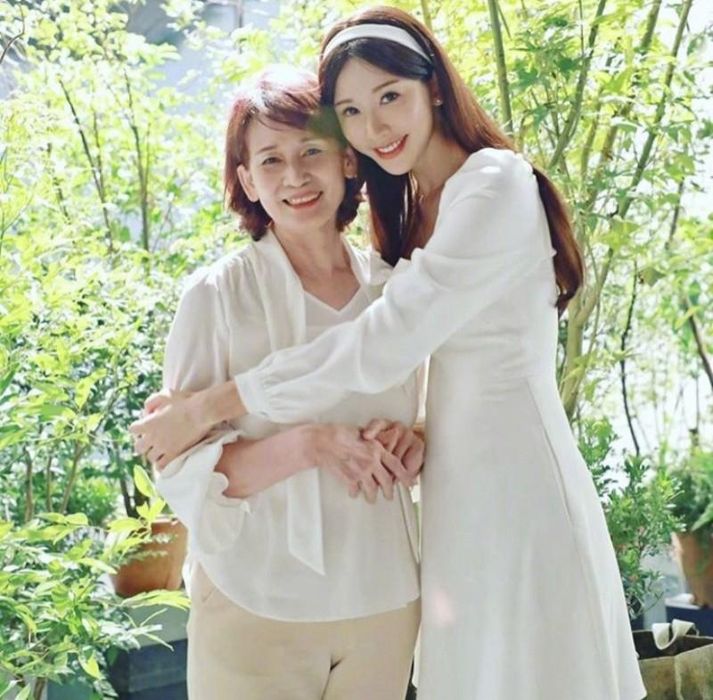 ▲林志玲PO出與媽咪吳慈美(左)的合照,祝大家母親節快樂。(圖/林志玲IG)