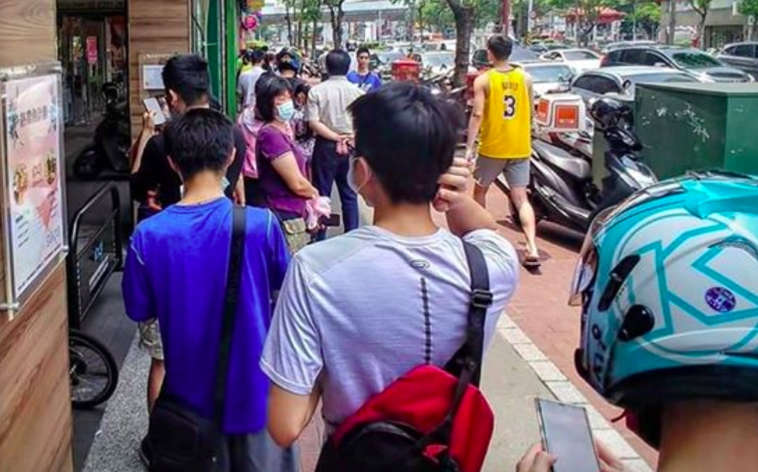 ▲網友抱怨每年母親節買披薩都要等。（圖／翻攝爆怨公社）