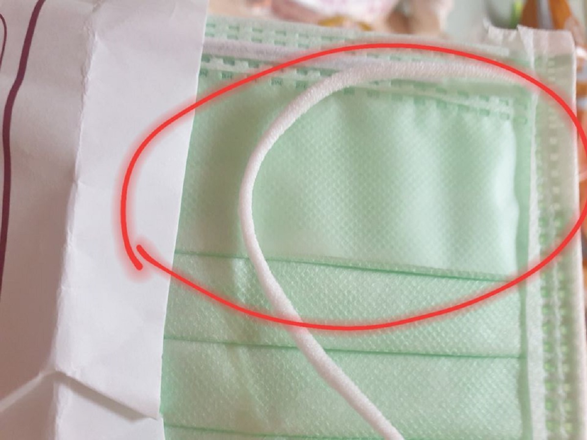 ▲一名女網友分享自己拿到的特殊口罩，只見口罩上多了一片「薄膜」，看起來似乎有功能，而經查證後，她才恍然大悟。（圖／翻攝自「口罩防疫相關分享資訊/互助交流區」）