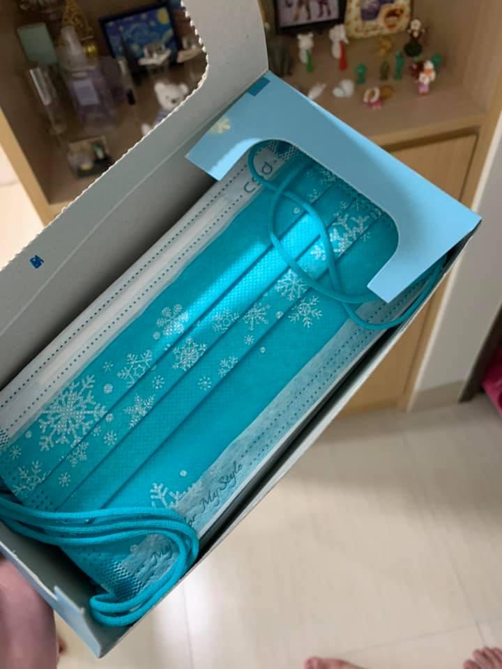 ▲從相片中可以看到,一盒天空藍又帶點雪花的口罩就這樣呈現在眼前,漂亮的樣子更讓網友驚呼「這是冰雪奇緣款吧」。(圖/翻攝自臉書社團《大量口罩分享交流》)