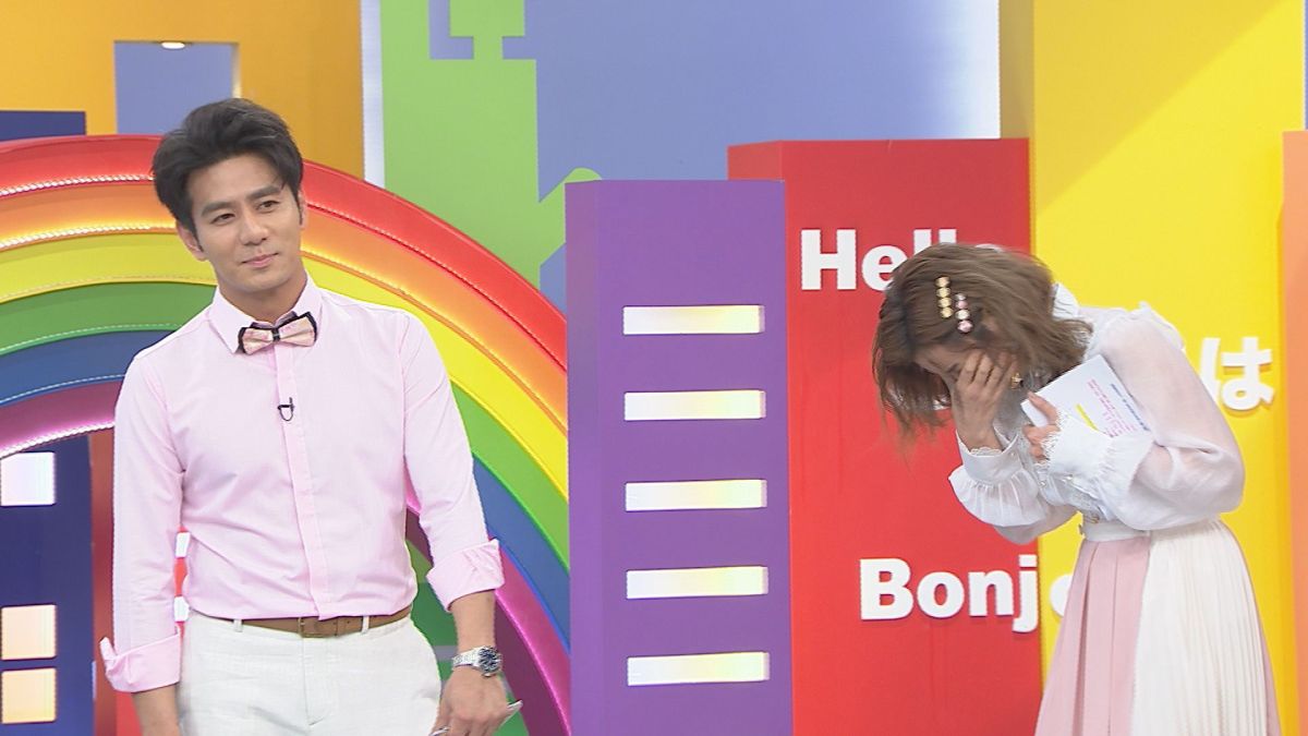 ▲郭彥均（左）看到被模仿時一臉尷尬，一旁的莎莎則是忍不住大笑。（圖／八大綜合台）