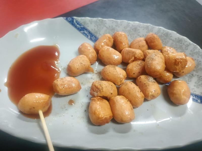 ▲一名網友分享自己的必點早餐「小肉球」,引來眾多南部人回應。(圖/翻攝自爆廢公社二館)