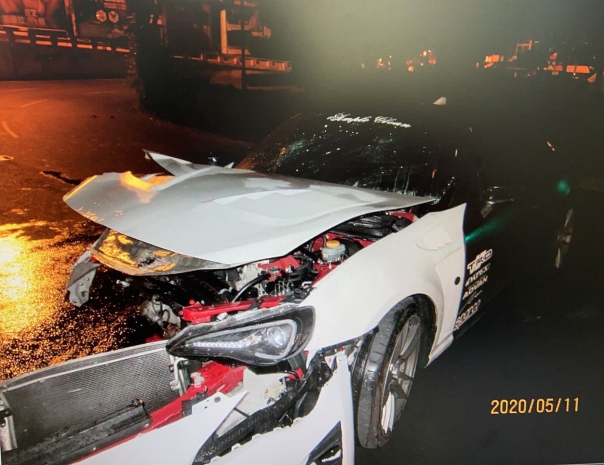 ▲11日凌晨，一輛百萬跑車在台南東門圓環自撞，車輛嚴重毀損。（圖／記者陳聖璋翻攝）