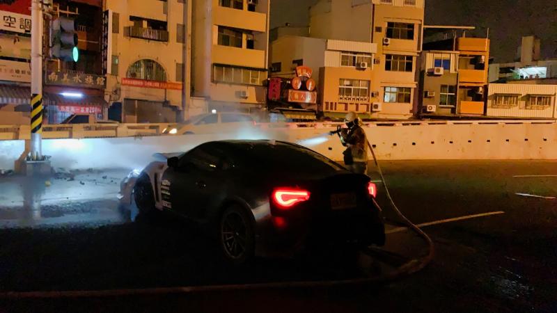 ▲跑車自撞後,車頭全毀,不斷冒煙。(圖/記者陳聖璋翻攝)