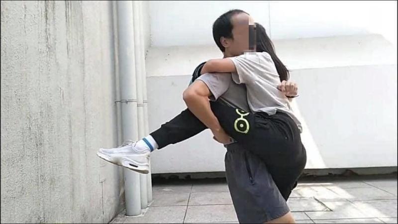 ▲狼教練緊貼女學生。(圖/鄧穎芝臉書)
