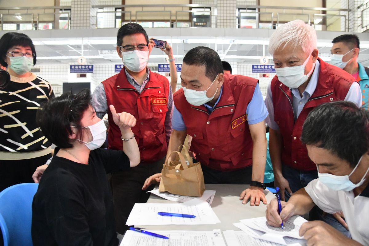 ▲侯友宜說願意「尊重中央指示」由新北市收回自審，今天他特別視察土城區公所紓困金發放情形。（圖／新北市新聞局提供）