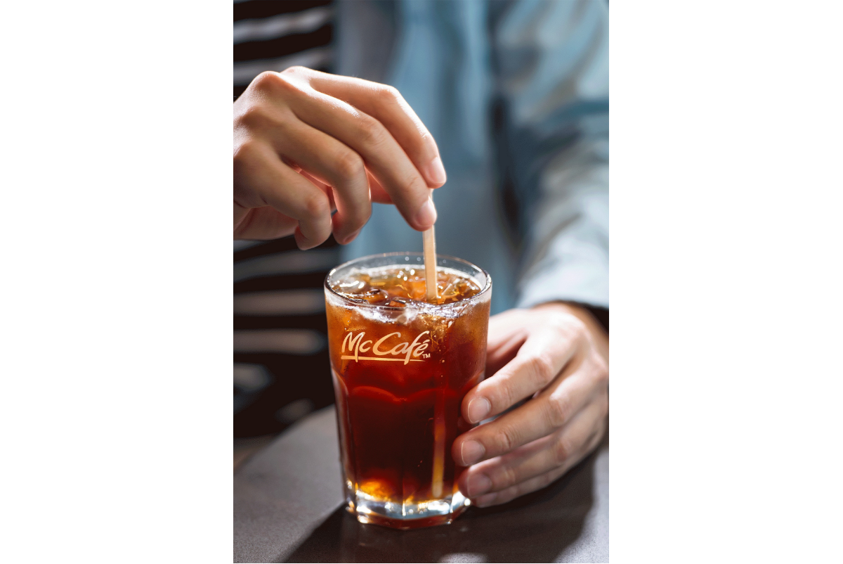 ▲攪拌飲料的下意識動作，透露出妳在曖昧時期的反應。（圖／蜂蜜黑咖啡，麥當勞提供）