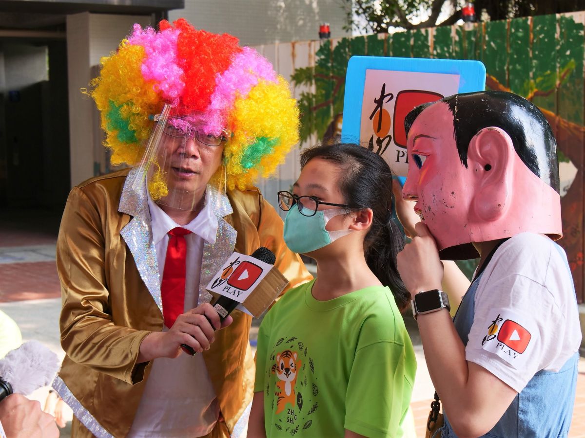 ▲過程中二位主持人隨機的訪問老師及學生，讓全校玩在一起非常歡樂。（圖／新北市教育局提供）