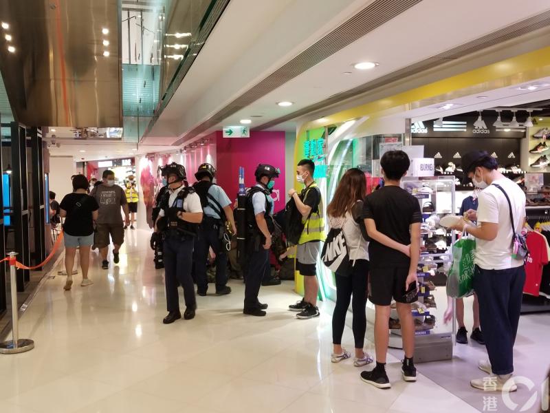 ▲民眾在商場內集結。(圖/翻攝自《香港