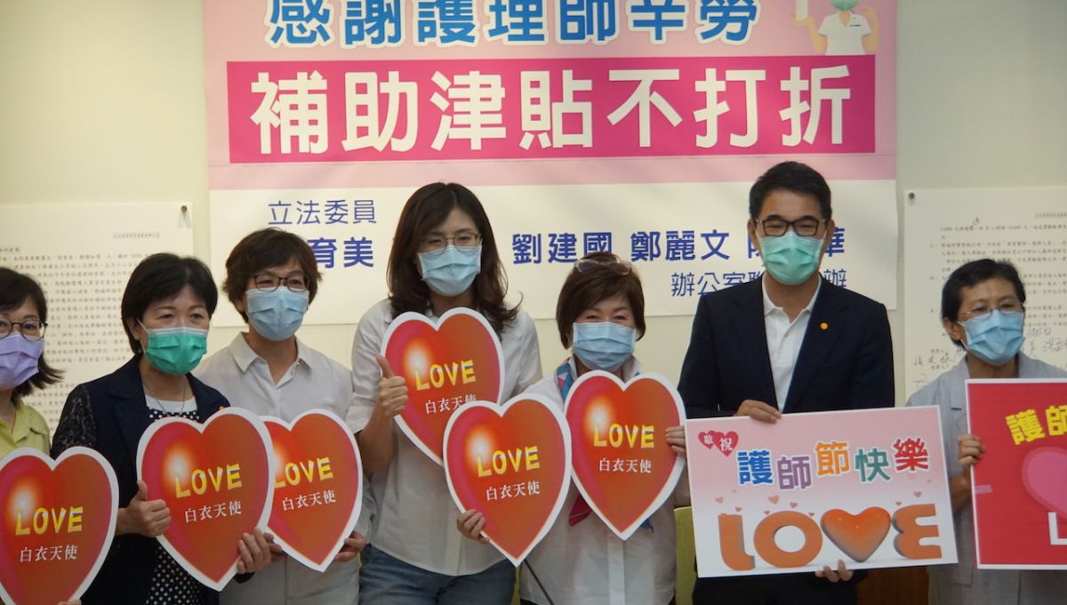 ▲護理師節前夕，國民黨立委張育美、鄭麗文、民進黨立委劉建國、民眾黨立委蔡壁如、時代力量立委陳椒華等跨黨派立委11日共同舉行記者會，希望衛福部不要給護理人員的津貼東折西扣。（圖／記者呂炯昌攝,2020.05.11）