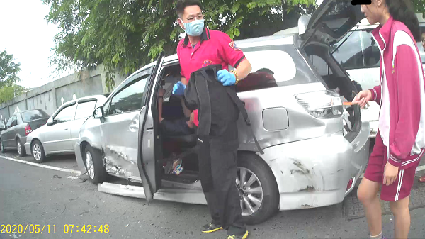 ▲載送小孩上學而遭追撞的銀色休旅車，車門受損嚴重。(圖／嘉義市消防局提供）