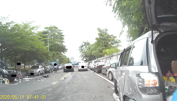 ▲車禍現場汽車零件散落一地。(圖/嘉義市消防局提供)