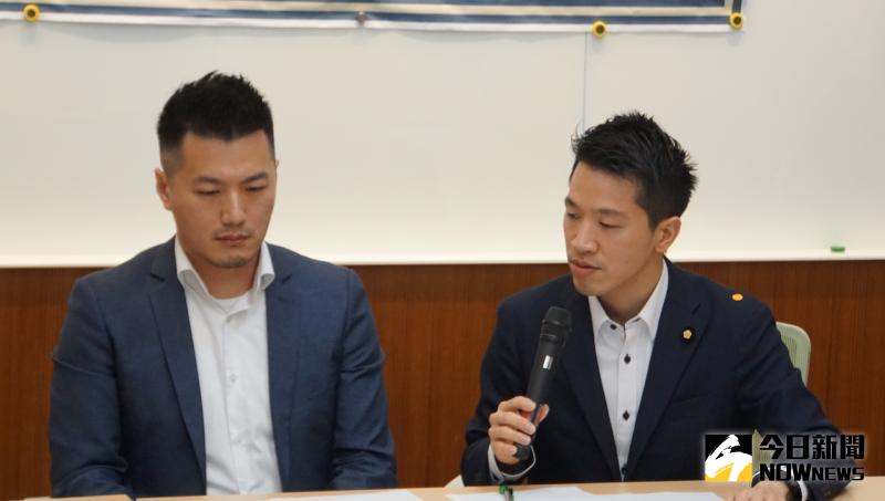 民進黨立委何志偉(右)11日舉行記者會,指中原大學生物科技系副教授招名威(中)在課中曾提及「武漢肺炎」,及稱自己為「中華民國的教授」,引發中生的不滿,被校方要求道歉。