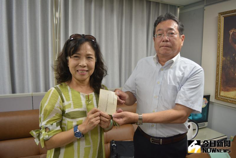 ▲憑著一本簡易通信錄,尋回50年前同窗友誼。(圖/記者郭政隆攝影2020.5.11)(圖/記者郭政隆攝影2020.5.11)