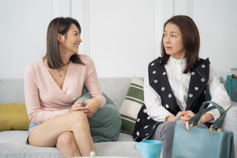 ▲阿喜(左)有意接近柯淑勤。(圖
