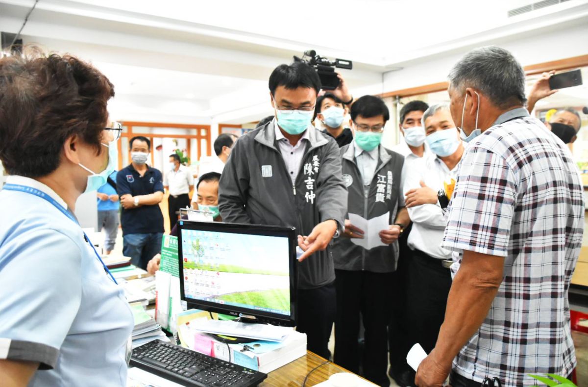 ▲陳吉仲提到，農委會已事先跟財政部稅籍資料相互核對過，凡年度個人綜合所得達50萬元的農漁民，約有2萬多人符合排富條件，無法領取1萬元紓困金。（圖／記者李春台攝, 2020.05.11）