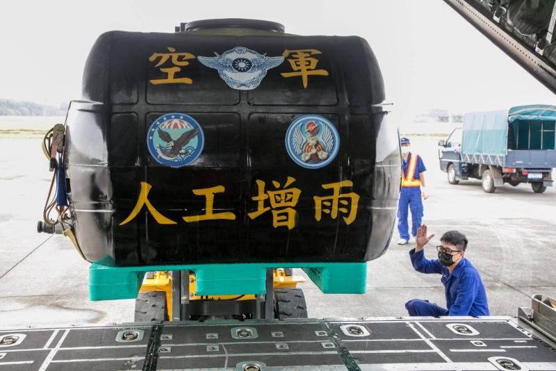 ▲南部水庫水情告急，空軍氣象聯隊派C-130H運輸機執行人工增雨任務。（圖／軍聞社提供2020.05.11）