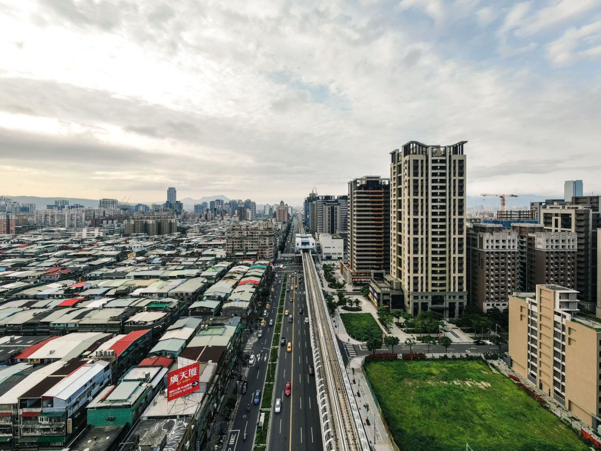 ▲塭仔圳重劃區目前景觀破舊，一條機場捷運兩側形成兩個世界。不過，當地市地重劃可望於6月啟動。（圖／取自新北市政府網頁）