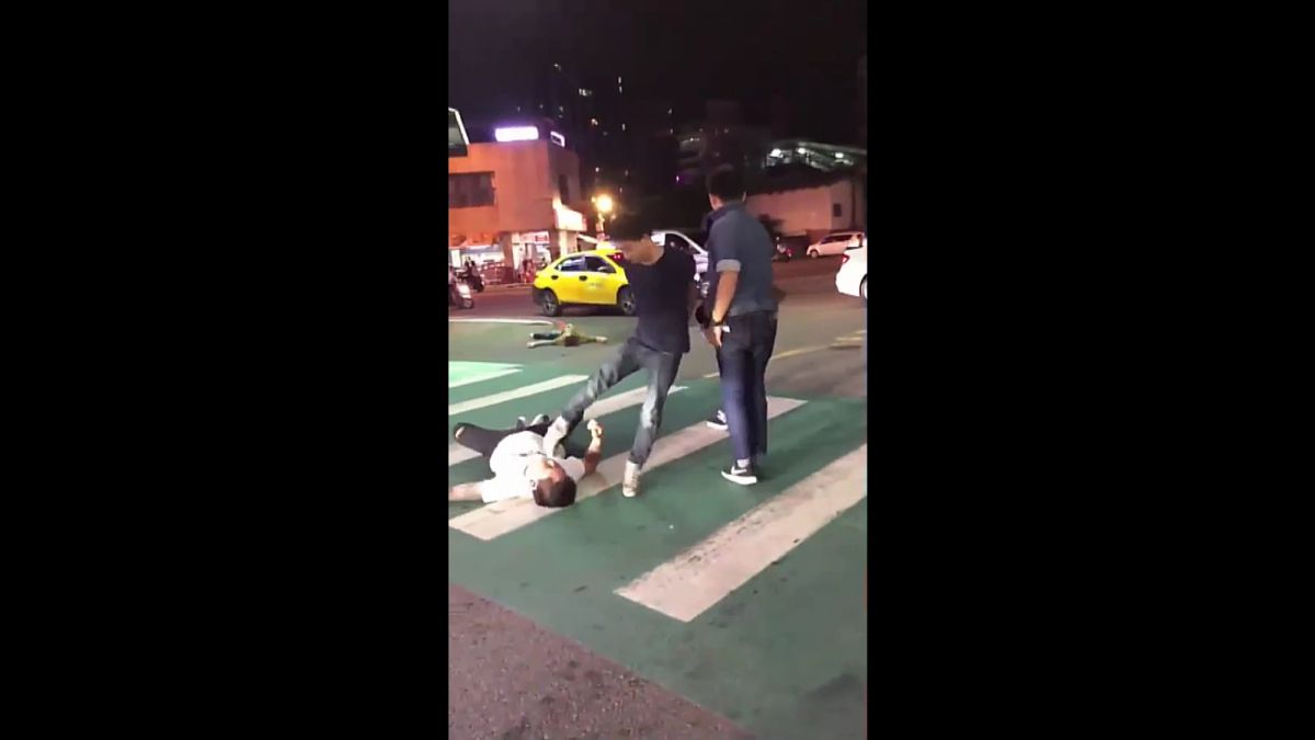 ▲影片中有一人被打倒在地，旁邊有一名女性友人不停的喊叫阻止，這名已被打倒在地上的移工，最後還是被人狠踹了一腳之後躺在斑馬線上無法起身。（圖／翻攝「我是中壢人」）