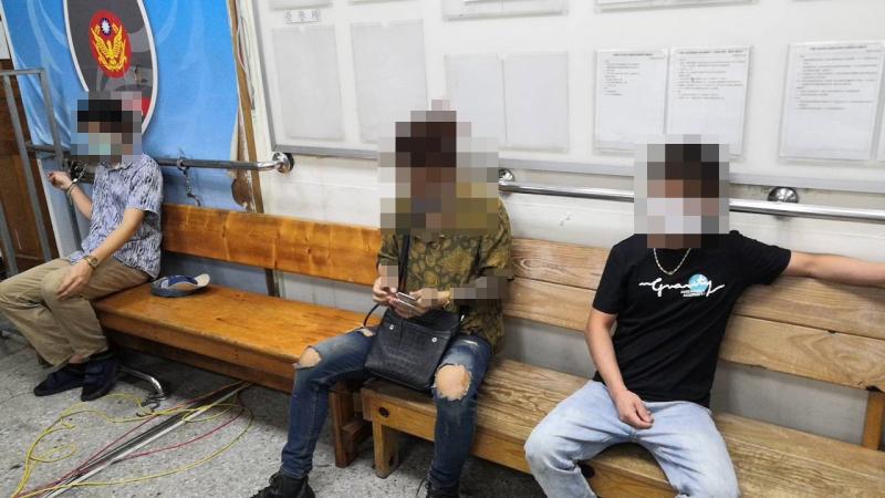 ▲鬥毆的外籍移工被帶回分局偵訊,其中還有一名越南籍彭姓移工以他人居留證影像檔企圖逃避辦案遭到法辦。(圖/中壢分局提供)
