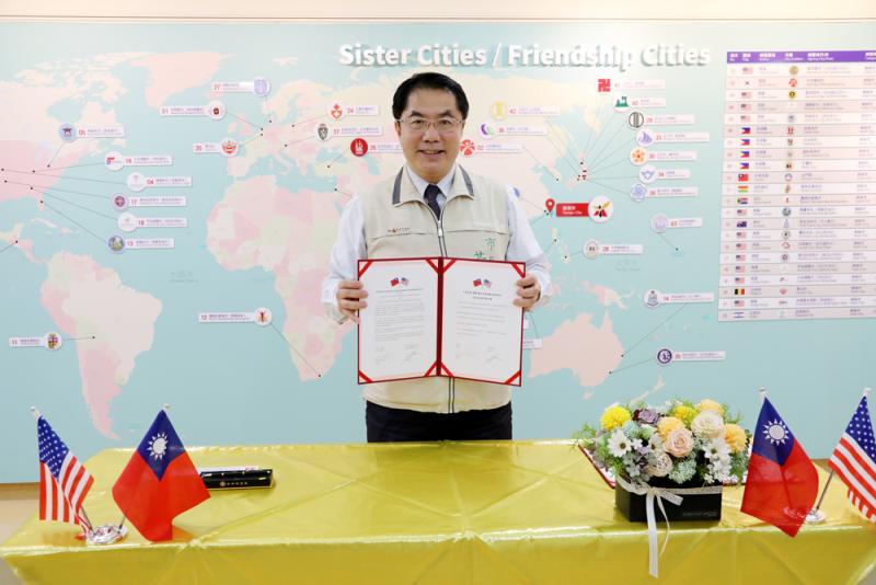 ▲台南市長黃偉哲開心的展示締盟意向書(
