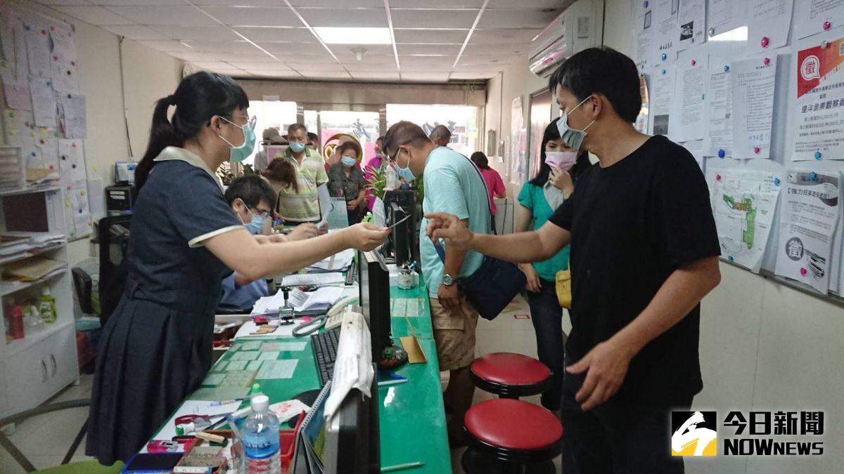 ▲政府推出紓困方案，近日不少人前往申辦。（圖／記者陳雅芳攝，2020.05.11）