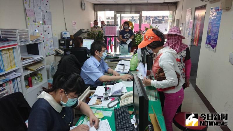▲受新冠肺炎衝擊,造成許多農漁民收入短少,各級農漁會開辦紓困案,彰化區漁會一早就湧現申領人潮。(圖/記者陳雅芳攝,2020.05.11)