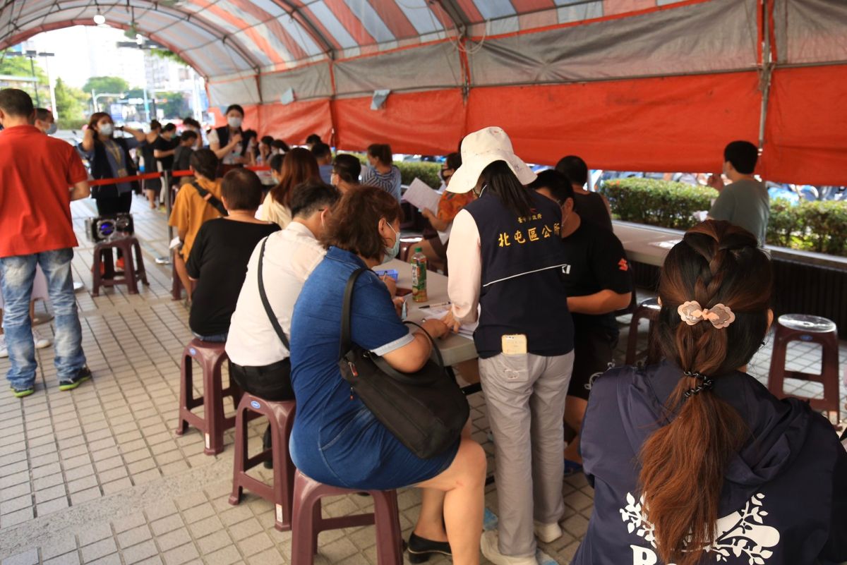 ▲北屯區公所為加速行政流程，特別在區公所外搭棚架設獨立作業區，並開設10個受理窗口。(圖／柳榮俊翻攝2020.5.11)
