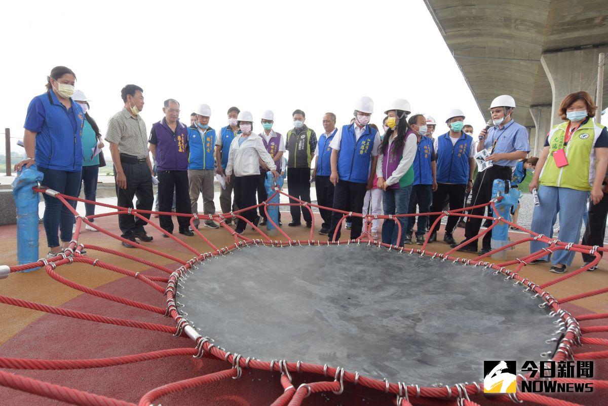 ▲彰化縣烏溪堤防水岸遊憩廊道工程即將完工，縣長王惠美實勘遊憩廊道，以及多項兒童設施的休憩廣場。（圖／記者陳雅芳攝，2020.05.11）