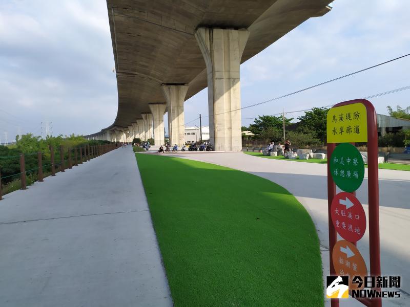 ▲烏溪堤防水岸遊憩廊道工程斥資耗資5000餘萬元打造，包括多項兒童設施的休憩廣場。（圖／記者陳雅芳攝，2020.05.11）