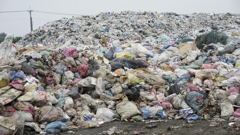 ▲口湖鄉垃圾堆置如山，轉運場累積已超過兩千噸。（圖／記者蘇榮泉攝，2020.05.11）