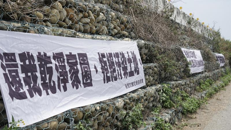 ▲鄉民不滿垃圾堆置如山,轉運場前掛上抗議布條。(圖/記者蘇榮泉攝,2020.05.11)