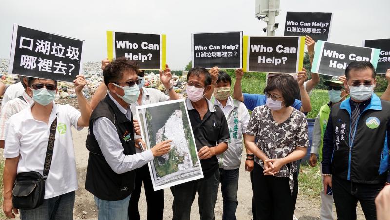 ▲口湖鄉長林哲凌大吐苦水表示,縣府垃圾清運量逐年遞減口湖鄉快被垃圾淹沒了,感謝蘇治芬立委跳出來處理。(圖/記者蘇榮泉攝,2020.05.11)