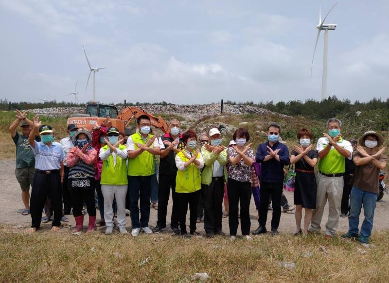 ▲四湖掩埋場露天棄置的垃圾山快要比風機還高,鄉親們苦不堪言。(圖/記者蘇榮泉攝,2020.05.11)