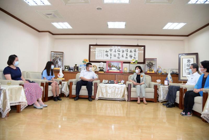 ▲縣長張麗善接見虎尾高中校長薛東埠等人,鼓勵所有同學未來能發揮所學貢獻社會。(圖/記者蘇榮泉攝,2020.05.11)
