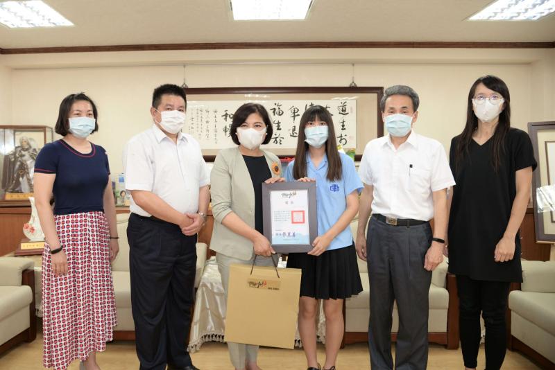 ▲在虎尾高中校長薛東埠及老師陪同下,虎尾高中陳婉茹同學11日上午於縣長室受張麗善縣長接見表揚。(圖/記者蘇榮泉攝,2020.05.11)