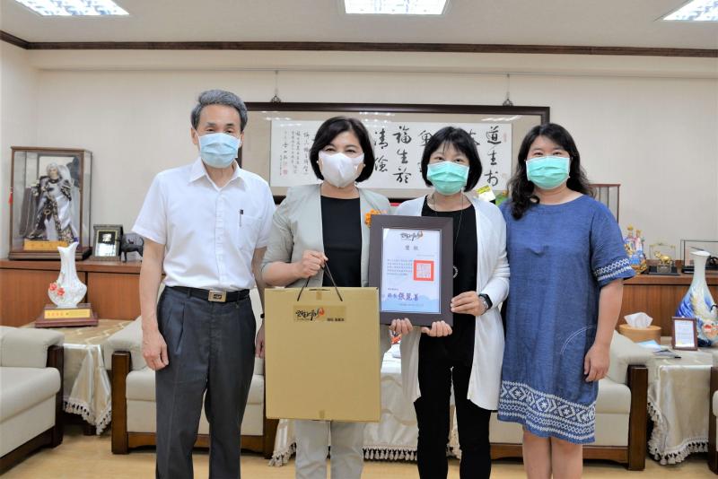▲斗六高中吳旭蓮同學推薦臺灣大學醫學系,榮獲榜首好成績,今由學校老師代表受獎。(圖/記者蘇榮泉攝,2020.05.11)