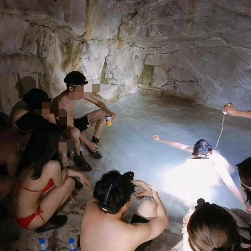 ▲更有人嬉鬧疑似將啤酒倒入溫泉當中。(圖/翻攝爆料公社二館)