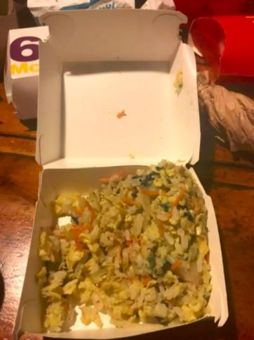 ▲網友分享自己去買麥當勞漢堡,打開卻是炒飯。(圖/翻攝Dcard)