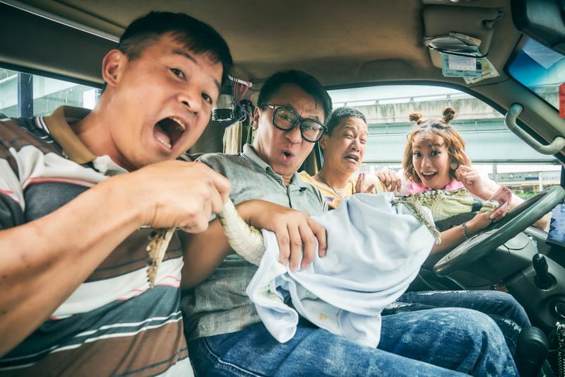 ▲李銘順(左起)、游安順、薛仕凌、孟耿如與鱷魚合影。(圖