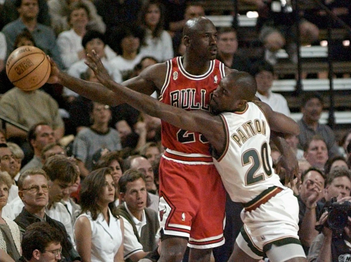 ▲Gary Payton貼身防守Michael Jordan。（圖／美聯社／達志影像）