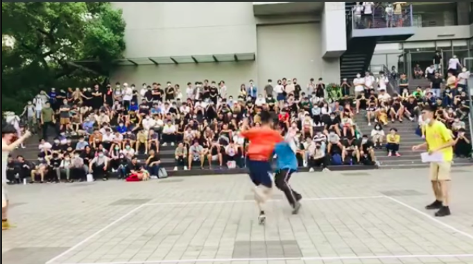 ▲「逢甲兵長」在比賽開始後不久,躍起使出轉身劈擊。(圖/翻攝自羅馬競技生死鬥社團)