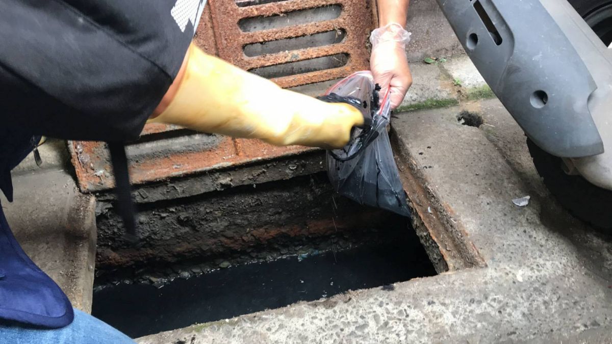 ▲新北市專案小組揪出三重區多家不良電鍍業者，利用污水下水道偷排未妥善處理之強酸或強鹼廢水。（圖/警方提供）