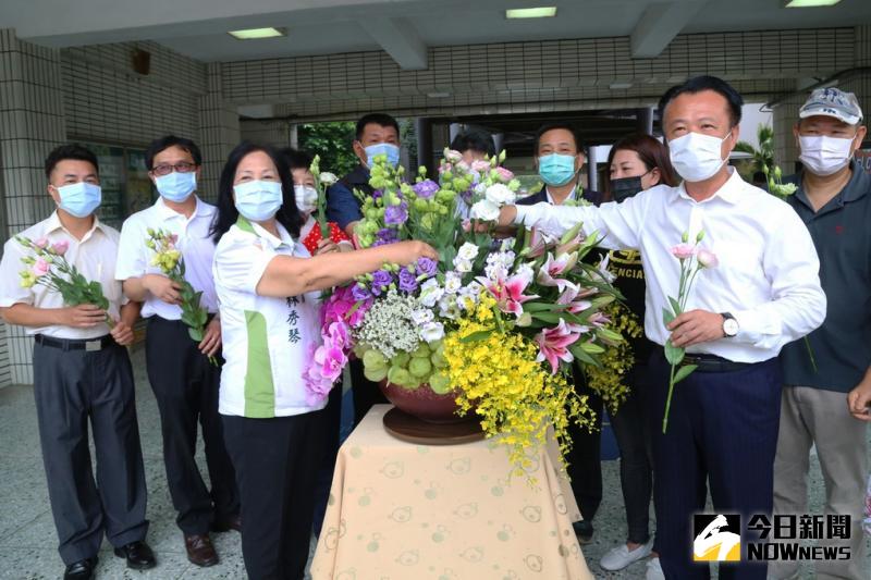 ▲翁章梁縣長與縣議員林秀琴、陳文忠及新港鄉鄉長林茂盛等人利用在地花材共同完成花藝作品力挺花農。（圖／嘉義縣政府提供）