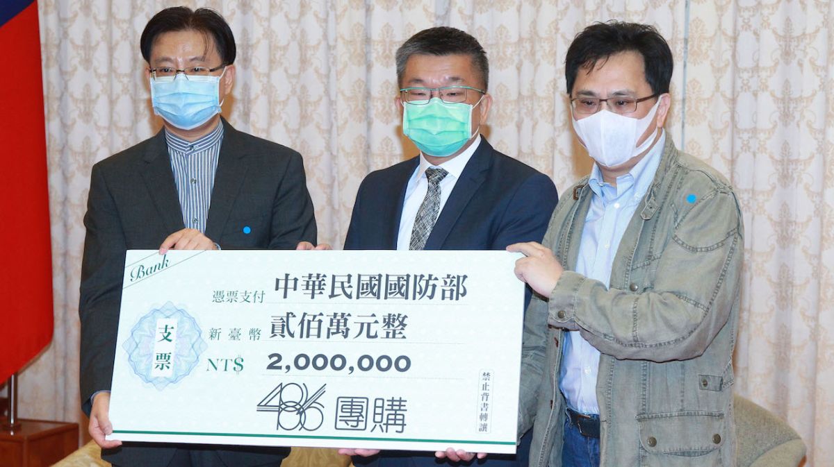 ▲486先生捐贈200萬給海軍，由海軍司令部政戰主任孫常德中將(左)代表收下。（圖／記者葉政勳攝.2020.05.12）