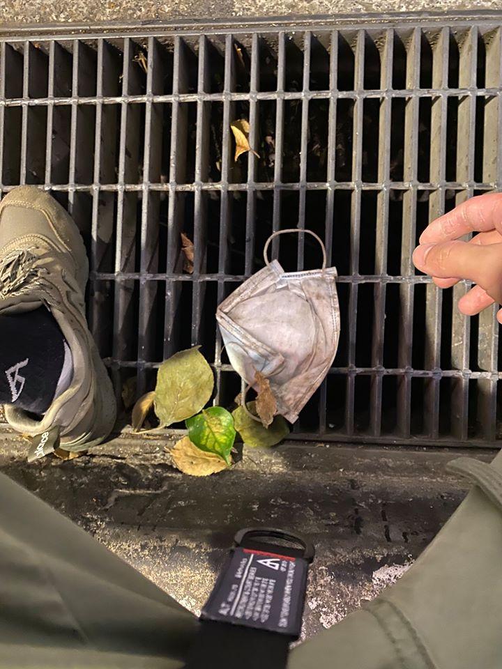 ▲網友發現路上有很多被亂丟的廢氣口罩。(圖/翻攝爆廢公社)